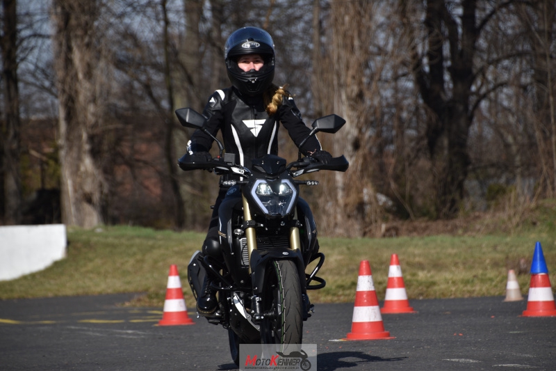 Kursantka jadąca na motocyklu podczas nauki jazdy przed egzaminem na kategorię A1 we Wrocławiu