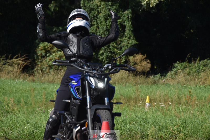 Kursantka na motocyklu z oznaczeniem 'L' trenuje kontrolę pojazdu na kursie prawa jazdy A2