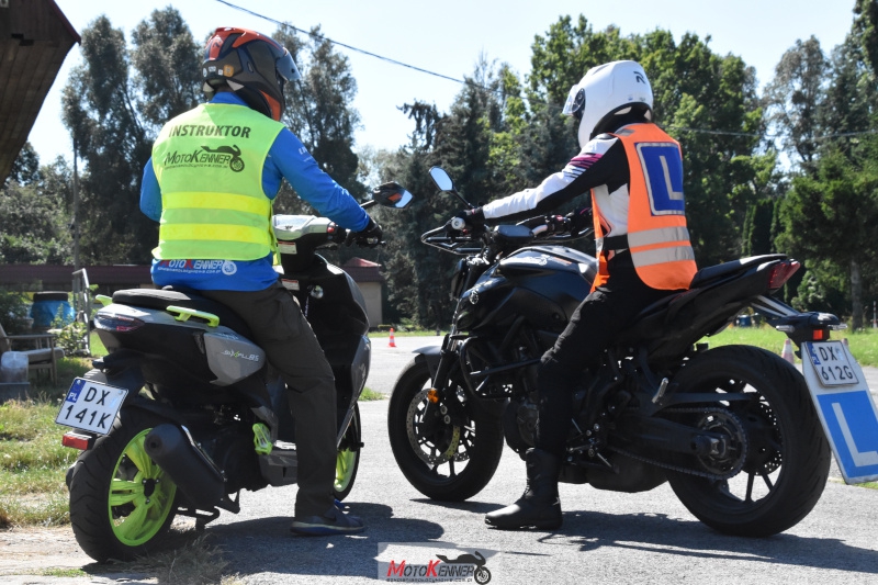 Instruktor i kursantka na motocyklach podczas praktycznej nauki jazdy na prawo jazdy kategorii A2