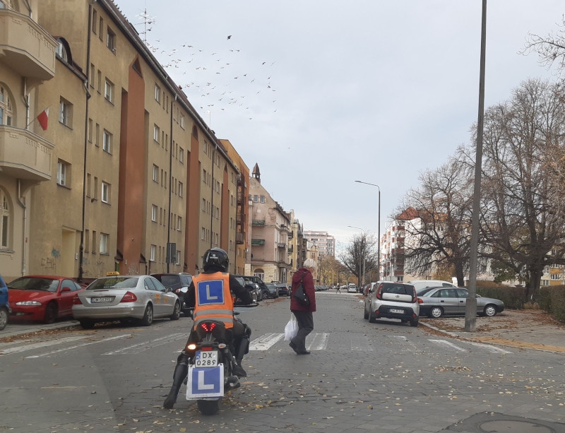 Kursant jadący przez miasto podczas nauki jazdy na prawo jazdy AM we Wrocławiu