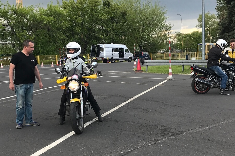 Bezpieczny motocyklista szkolenie na torze