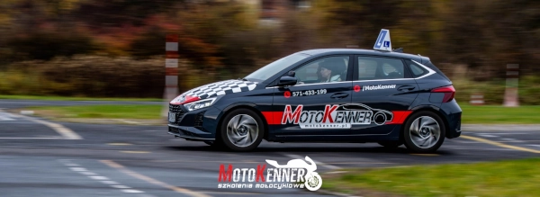 Fotografia przedstawia szybko poruszający się pojazd szkoły nauki jazdy